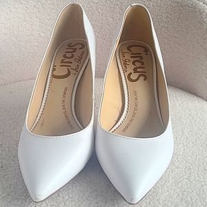 Circus by Sam Edelman white point toe pumps